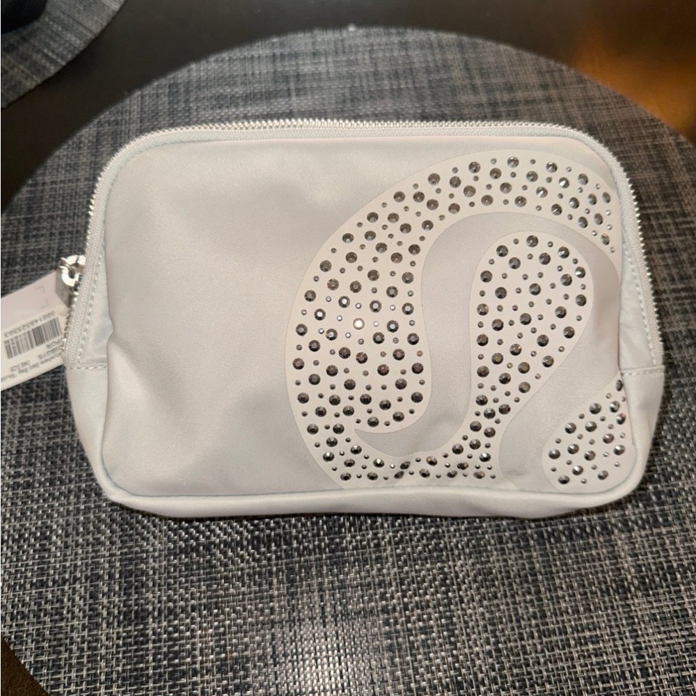 Lululemon Studded Everywhere Belt Bag 1L - Vapor
Brand new
